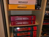 Les livres sont empilés les uns sur les autres dans une bibliothèque