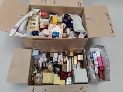 une boîte en carton remplie d'objets divers, posée sur une table