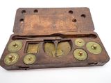 une vieille boîte en bois ornée de boutons en laiton