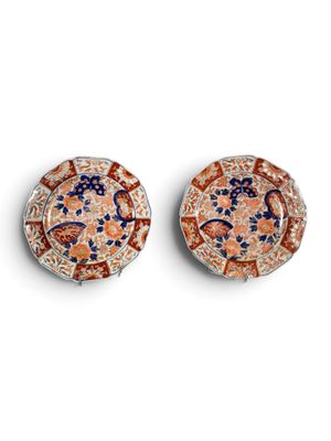 une paire de petites assiettes ornées de motifs floraux
