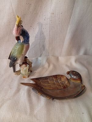 deux figurines d'oiseaux posées sur une table