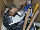 une boîte remplie d'outils qui s'y trouvent