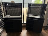 une paire de chaises noires avec des dossiers en osier, placées devant une fenêtre