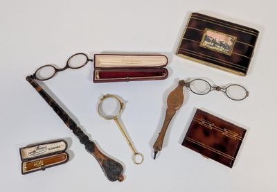 un grand nombre d'objets posés sur une table