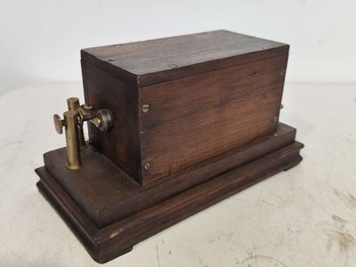 une vieille boîte en bois sur laquelle repose une clé