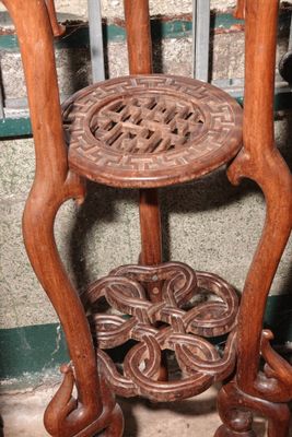 une chaise en bois sur laquelle est posé un panier