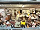 une photo d'une pièce remplie d'une multitude d'objets divers