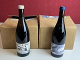 deux bouteilles de vin posées l'une à côté de l'autre sur une table