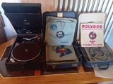 trois valises posées sur une table où se trouve un tourne-disque