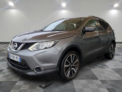 une Nissan QX-V grise garée sur un sol à damier