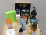un panier rempli de produits de soin pour la peau