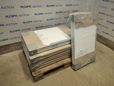 une pile de cartons et de palettes posée par terre