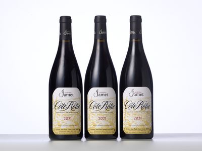 trois bouteilles de vin posées sur une table l'une à côté de l'autre