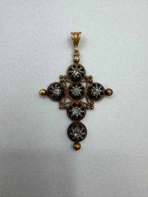 Croix sertie de 6 diamants taille rose, à décor ajouré, agré… - Photo 1