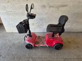 un scooter équipé d'un panier à l'arrière