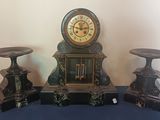trois horloges posées les unes à côté des autres sur une table bleue