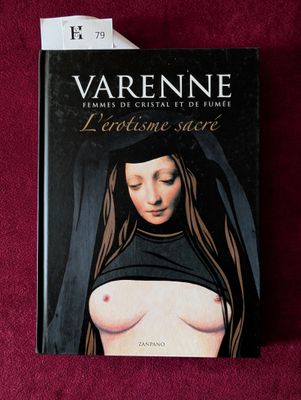 un livre sur lequel figure la photo des seins d'une femme