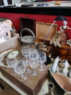 une table sur laquelle sont disposés de nombreux verres