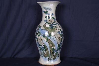 un vase orné d'un motif d'oiseau sur fond noir
