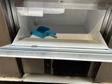 un petit réfrigérateur dans lequel se trouve un objet bleu