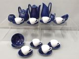 de nombreuses tasses et soucoupes posées sur une étagère transparente