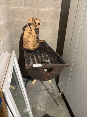 un sac posé sur une table près d'une porte
