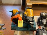 un grand nombre d'outils posés sur une table