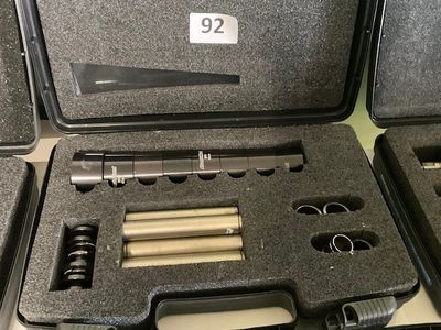 de nombreux types d'armes à feu dans une mallette posée sur une table