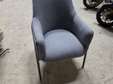 une chaise posée au milieu d'une pièce remplie de motos