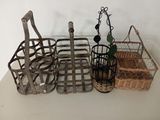 quatre paniers posés sur une table