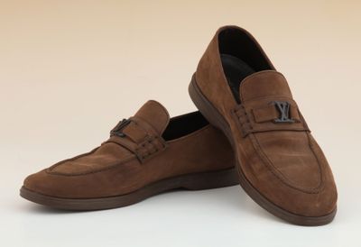 mocassins en daim marron pour homme, avec un monogramme sur le devant