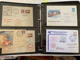 un classeur noir recouvert de nombreux timbres