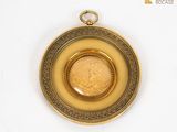 une pièce d'or au milieu d'une assiette en or