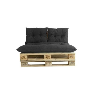 un canapé fabriqué à partir de palettes en bois et orné de coussins