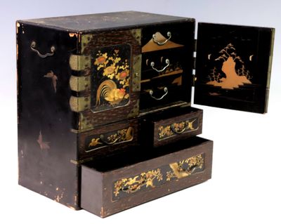 Petit cabinet à bijoux en laque et palissandre à décor aux c…