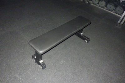 une photo d'un banc dans une salle de sport
