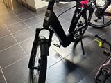 un vélo garé dans une pièce à côté d'un comptoir