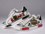 des baskets blanches ornées de logos noirs et rouges sur un fond blanc