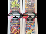 Un paquet contient trois paquets de cartes à collectionner Pokémon.