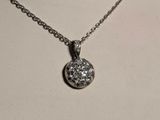 gros plan d'un collier sur un mannequin mannequin mannequin mannequin mannequin mannequin mannequin mannequin mannequin