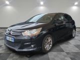 une citrole noire garée sur un sol en damier dans un garage