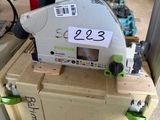une boîte sur laquelle est posée une scie circulaire