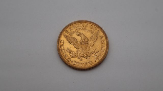 Une pièce de monnaie en or à valeur faciale de cinq dollars USA L...