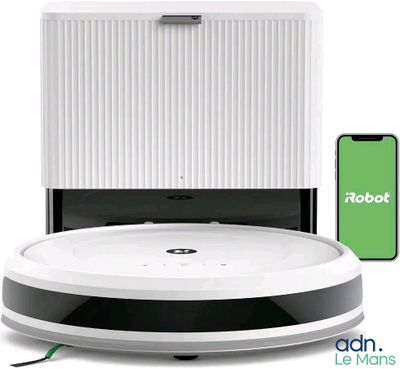 le robot est connecté à un téléphone doté d'un écran vert