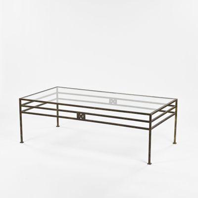 une table basse en verre avec une structure et des pieds en métal