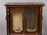 paire de vitrines anciennes en bois, avec des portes vitrées et des tiroirs