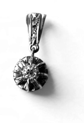 photo en noir et blanc d'un pendentif en forme de diamant sur fond blanc