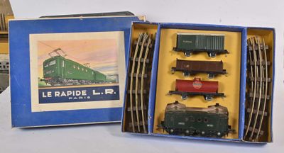 une boîte contenant un train sur une table