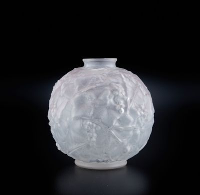 un vase blanc posé sur une surface noire