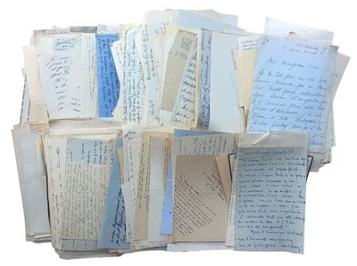 une pile de vieux papiers sur lesquels figurent des inscriptions manuscrites